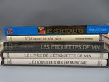 plusieurs livres sont empilés sur une table