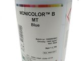 un gros plan sur un seau de peinture bleue sur fond blanc