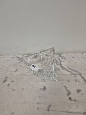 ORREFORS : Coupe triangulaire en cristal, marquée SKF 1907-2…