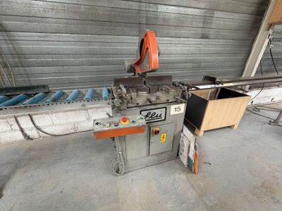 l'image d'une machine dans un garage
