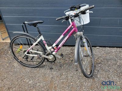 un vélo garé devant un garage