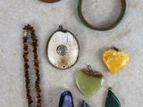 une photo montrant divers bijoux posés sur une table