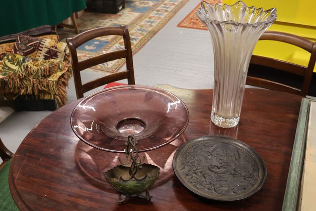 Lot : SCHNEIDER coupe centre table en verre granité violet, panie...