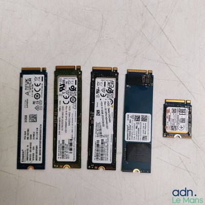quatre types différents de disques durs posés sur une surface blanche