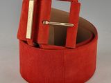 une ceinture rouge ornée d'une boucle dorée