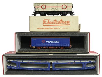 une boîte contenant un train et un wagon
