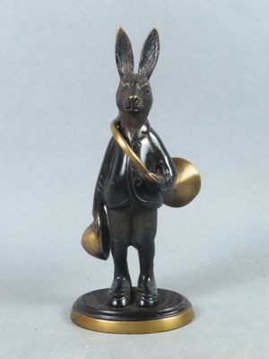 figurine en bronze représentant un lapin tenant une clochette en laiton