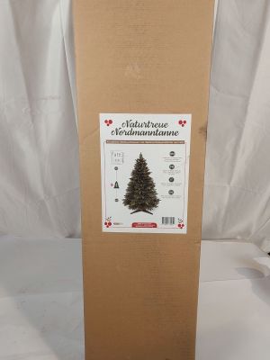 une boîte en carton contenant un sapin de Noël