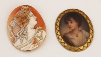 deux camées ovales représentant des femmes avec des fleurs dans les cheveux, dont l'une porte un serre-tête et l'autre porte un serre-tête