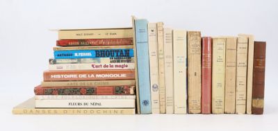 plusieurs livres empilés sur une table