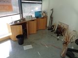 une image représentant une pièce avec un bureau et une fenêtre