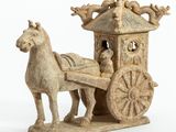 statue représentant une calèche surmontée d'oiseaux