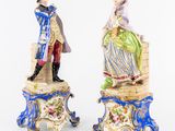 deux figurines d'un homme et d'une femme assis sur un banc