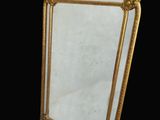 une image représentant un miroir à cadre doré sur fond noir