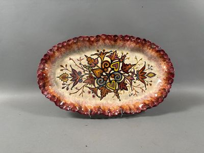 une photo d'une assiette décorative ornée de fleurs