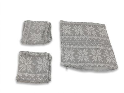 quatre morceaux de tissu tricoté gris et blanc