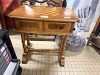 VENTE VOL : Une petite table guéridon plateau à décor d'un é… (photo 2)
