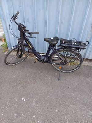 un vélo garé devant un bâtiment