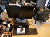 un bureau sur lequel se trouvent un écran, un clavier, une souris et d'autres éléments