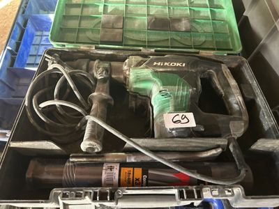 une boîte à outils avec des outils sur une table