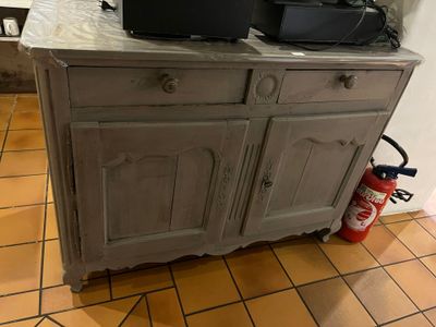 deux ordinateurs portables posés sur une armoire dans une cuisine