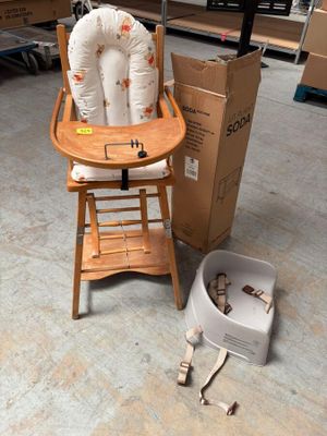 une chaise haute pour bébé et une boîte dans une pièce