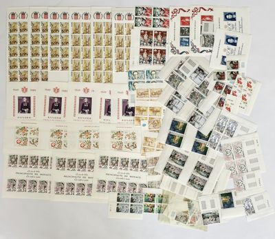 de nombreux types de timbres sur la table