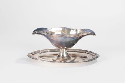 Saucière avec dormant métal argenté, travaille francais