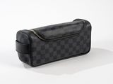 trousse de toilette Louis Vuitton à motif damier noir