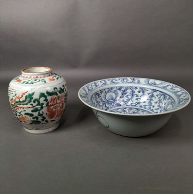 deux vases posés l'un à côté de l'autre sur une table
