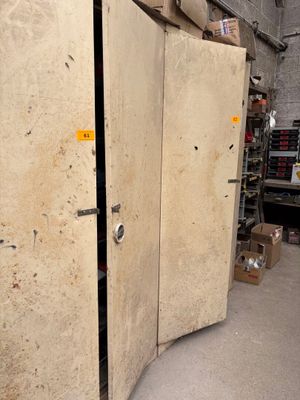 deux portes ouvertes dans une pièce