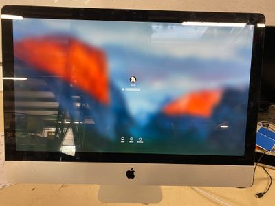 un écran d'ordinateur posé sur un bureau