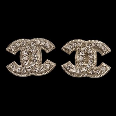 une paire de boucles d'oreilles Chanel serties de diamants
