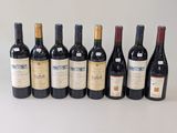 six bouteilles de vin sont alignées sur une table