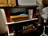 un ventilateur posé sur une étagère dans une pièce