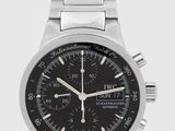 un gros plan d'une montre sur une surface blanche avec un fond blanc