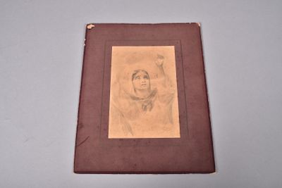 un dessin représentant une femme coiffée d'un chapeau, assise sur un livre