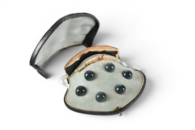 BOUTONS (suite de six) à cabochons de jaspe sanguin et montu…
