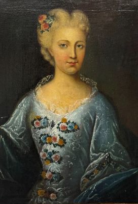 un vieux tableau représentant une femme en robe bleue, avec des fleurs sur la tête