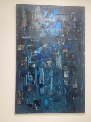 un tableau accroché au mur d'une pièce