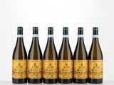 six bouteilles de vin alignées sur une table