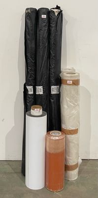 de nombreux rouleaux de tissu noir et blanc par terre