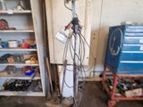 une photo d'une pièce remplie d'outils