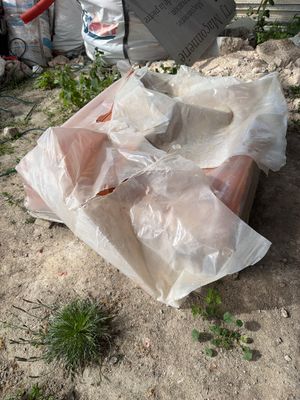 un sac poubelle posé par terre à côté d'une borne d'incendie