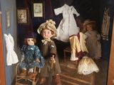une photo d'une vitrine contenant des poupées