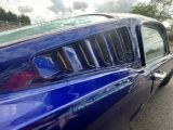 une voiture bleue garée sur le bord de la route