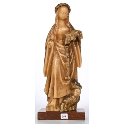 une image représentant une statue de femme tenant un oiseau sur un socle en bois