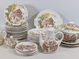 un grand nombre d'assiettes et de tasses posées sur une table