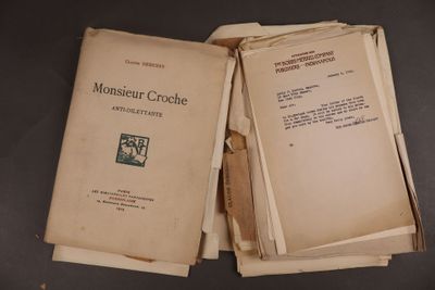 plusieurs vieux livres sont empilés sur une table