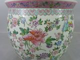 un vase blanc orné d'un motif rose et bleu